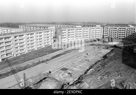 30 novembre 1982, Saxe, Delitzsch: De nouveaux immeubles sont construits au début des années 1980 dans la construction de plaques préfabriquées dans la nouvelle zone de développement Delitzsch Nord à la périphérie de la ville de district. Date exacte de la photo inconnue. Photo: Volkmar Heinz/dpa-Zentralbild/ZB Banque D'Images