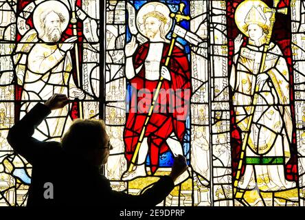 Le conservateur Keith Barley MBE travaille sur de grandes vitraux de l'église All Saints North Street Church au Barley Studio de York. Les fenêtres de l'église All Saints North Street Church, York, datent des XIVe et XVe siècles et comprennent certains des plus beaux verres médiévaux du pays. Date de la photo : jeudi 4 février 2021. Banque D'Images