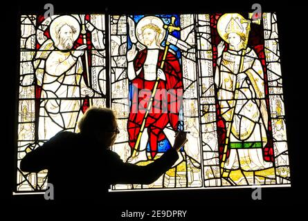 Le conservateur Keith Barley MBE travaille sur de grandes vitraux de l'église All Saints North Street Church au Barley Studio de York. Les fenêtres de l'église All Saints North Street Church, York, datent des XIVe et XVe siècles et comprennent certains des plus beaux verres médiévaux du pays. Date de la photo : jeudi 4 février 2021. Banque D'Images