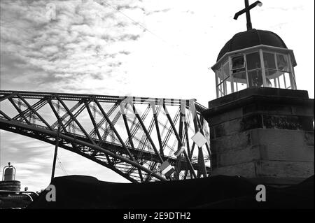 Vue sur le pont historique et emblématique de Forth Rail qui traverse l'estuaire de la Forth en Écosse. Banque D'Images