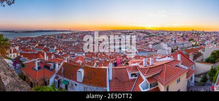 Coucher de soleil vue sur le paysage urbain de Lisbonne avec l'ascenseur de Santa Justa, Portugal coucher de soleil vue sur le paysage urbain de Lisbonne avec l'ascenseur de Santa Justa, Portugal Banque D'Images