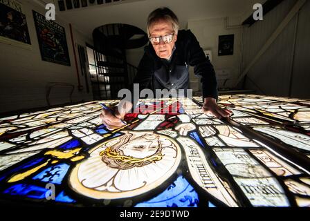 Le conservateur Keith Barley MBE travaille sur de grandes vitraux de l'église All Saints North Street Church au Barley Studio de York. Les fenêtres de l'église All Saints North Street Church, York, datent des XIVe et XVe siècles et comprennent certains des plus beaux verres médiévaux du pays. Date de la photo : jeudi 4 février 2021. Banque D'Images