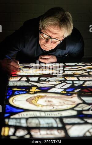 Le conservateur Keith Barley MBE travaille sur de grandes vitraux de l'église All Saints North Street Church au Barley Studio de York. Les fenêtres de l'église All Saints North Street Church, York, datent des XIVe et XVe siècles et comprennent certains des plus beaux verres médiévaux du pays. Date de la photo : jeudi 4 février 2021. Banque D'Images