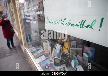 04 février 2021, Baden-Wuerttemberg, Tübingen: "Les livres sont la nourriture" est écrit sur une librairie qui n'est autorisée à être ouvert que pour les ramassages en raison du confinement. (À dpa 'Corona LockDown: L'opposition veut voir 'la lumière à la fin du tunnel') photo: Sebastian Gollnow/dpa Banque D'Images