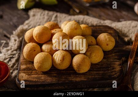 Croquettes arrondies avec sauce chaude et fromage Banque D'Images