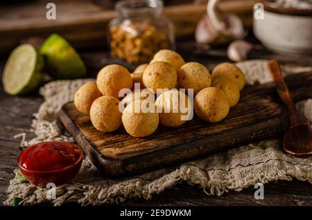 Croquettes arrondies avec sauce chaude et fromage Banque D'Images