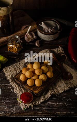 Croquettes arrondies avec sauce chaude et fromage Banque D'Images