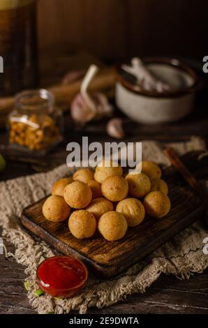 Croquettes arrondies avec sauce chaude et fromage Banque D'Images