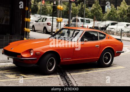 ANDORRE, ANDORRE - 08 août 2015 : Focus sélectif - vue latérale de la voiture classique Datsun 240Z de Nissan, garée en Andorre par temps pluvieux. Sport classique Banque D'Images