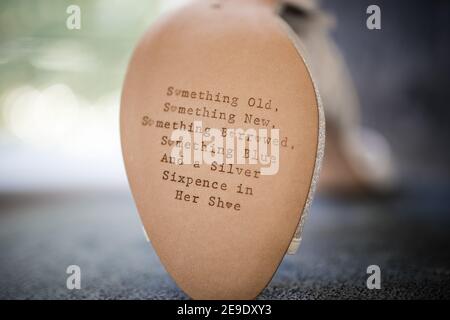 Épouses des chaussures de mariage avec un message traditionnel de quelque chose d'ancien nouveau message de poème écrit au bas des talons Banque D'Images