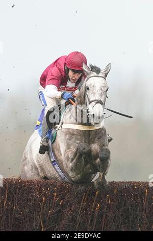 NUMITOR, monté par le jockey Tom Scudamore, a remporté le dernier prix de Watch Racing TV dans la superbe HD novices Handicap Chase à l'hippodrome de Wincanton. Date de la photo: Lundi 4 février 2021. Banque D'Images