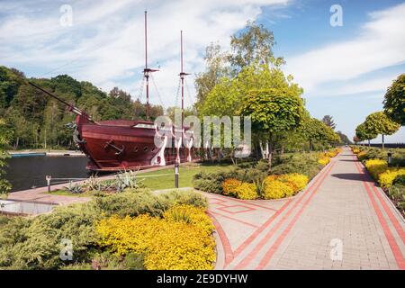 Kiev, Ukraine - 14 mai 2014: Fragment du parc de Mezhyhirya. Au premier plan, il y a une belle allée et une maison de réceptions sur le Banque D'Images