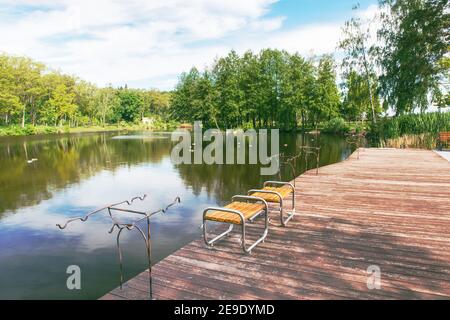 Fragment d'un beau lac dans le parc de Mezhyhirya près de Kiev, Ukraine. Il y a un lieu de pêche au premier plan. Banque D'Images