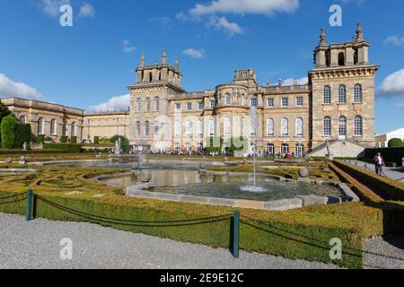 Fontaines et piscines sur les terrasses aquatiques du Palais de Blenheim par temps ensoleillé Banque D'Images