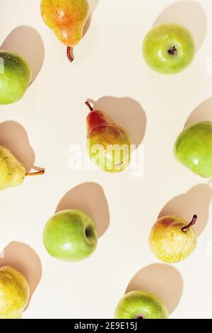 Motif de poires et de pommes au soleil. Composition moderne. Banque D'Images