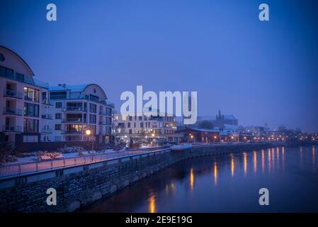 Magdebourg, Allemagne. 29 janvier 2021. Des appartements modernes se tiennent sur l'Elbe. Derrière elle, vous pouvez voir la cathédrale de Magdeburg. Credit: Stephan Schulz/dpa-Zentralbild/ZB/dpa/Alay Live News Banque D'Images