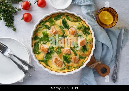 Frittata à base d'œufs, omelette au saumon, brocoli et épinards, vue du dessus Banque D'Images