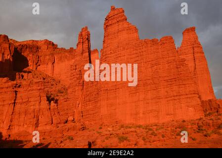 Des formations rocheuses étonnantes sur le sentier de randonnée Fisher Towers près de Moab Utah Banque D'Images