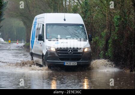 Sonning, Berkshire, Royaume-Uni. 4 février 2021. Un conducteur du DPD ignore un panneau de route fermée et conduit le long d'une route inondée. Après de fortes pluies au cours des derniers jours, la Tamise a fait éclater ses berges à Sonning dans le Berkshire. Une alerte d'inondation est en place et les routes, chemins et champs de basse altitude ont été inondés. Bien que le B478 traversant le pont Sonning soit fermé en raison de l'inondation, les conducteurs ignoraient les panneaux de fermeture de la route. Crédit : Maureen McLean/Alay Live News Banque D'Images