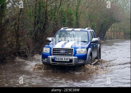 Sonning, Berkshire, Royaume-Uni. 4 février 2021. Un conducteur ignore un panneau de route fermée et conduit le long d'une route inondée. Les conducteurs ignorent la route fermée et traversent les eaux d'inondation vers le pont Sonning. Après de fortes pluies au cours des derniers jours, la Tamise a fait éclater ses berges à Sonning dans le Berkshire. Une alerte d'inondation est en place et les routes, chemins et champs de basse altitude ont été inondés. Bien que le B478 traversant le pont Sonning soit fermé en raison de l'inondation, les conducteurs ignoraient les panneaux de fermeture de la route. Crédit : Maureen McLean/Alay Live News Banque D'Images