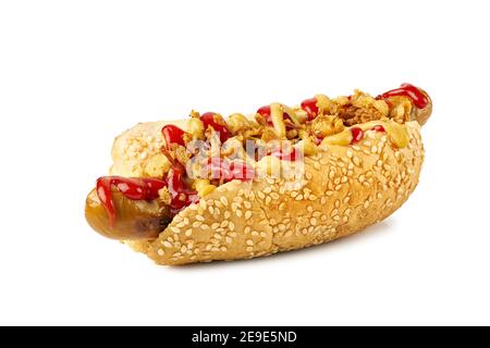 Hot dog avec ketchup, moutarde et oignon croquant sur blanc Banque D'Images