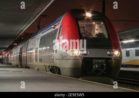 PARIS, FRANCE - 1er JANVIER 2008: EMU Regional train TER Bourgogne avec le logo de la SNCF France sur une plate-forme de la gare de Paris Bercy, HE Banque D'Images