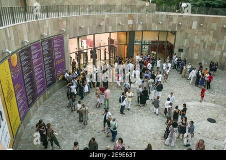 AIX en PROVENCE, FRANCE - 28 JUIN 2009 : une foule de personnes se sont rassemblées en attendant d'entrer au Grand Théâtre de Provence pour un événement culturel. C'est le principal thea Banque D'Images