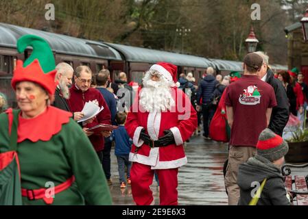 Santa et ses elfes sur la plate-forme du chemin de fer d'Oxenhope station Banque D'Images