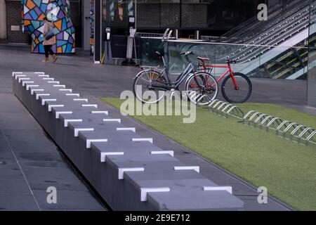 Comme on dit toujours aux Londoniens de travailler de chez eux, seulement deux vélos sont enfermés dans des casiers à vélos devant le bâtiment Leadenhall pendant le troisième confinement de la pandémie du coronavirus, dans la « City of London », le quartier financier de la capitale, appelé le Square Mile, le 2 février 2021, à Londres, en Angleterre. Banque D'Images