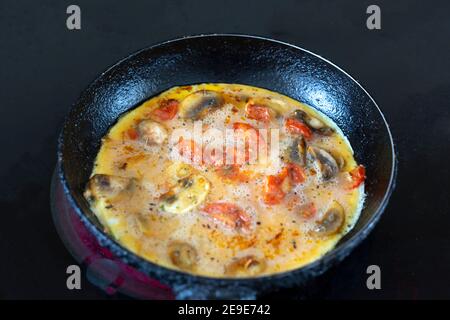 Omelette espagnole dans une petite poêle Banque D'Images