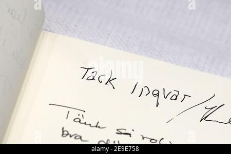 LINKÖPING, SUÈDE- 28 JANVIER 2018: Livre de condoléances et fleurs à Ikea le lendemain de l'annonce de la mort du fondateur et propriétaire d'Ikea, Ingvar Kamprad, à l'âge de 91 ans. Banque D'Images