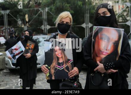 Beyrouth, Liban. 04e fév. 2021. Les familles de ceux qui ont été tués le 4 août à Beyrouth ont porté des photos de leurs bien-aimés alors qu'ils assistent à un sit-in silencieux à l'entrée du port pour marquer six mois après l'explosion qui a tué plus de 200 personnes et blessé plus de 6,000 autres. Credit: Marwan Naamani/dpa/Alamy Live News Banque D'Images