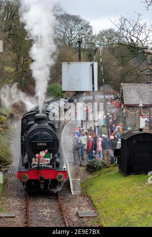 Le train à vapeur spécial Santa à la gare d'Oxenhope Banque D'Images