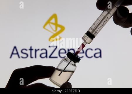 OXFORD, Royaume-Uni - février 2020 : seringue de vaccin Covid devant le logo AstraZeneca Banque D'Images