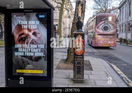 Une annonce du NHS (National Heath Service) du gouvernement à un arrêt de bus près des cours royales de justice présente le visage d'un patient Covid, exhortant les Londoniens à rester à la maison et à distance sociale, devant les cours royales de justice, le 2 février 2021, à Londres, en Angleterre. Banque D'Images