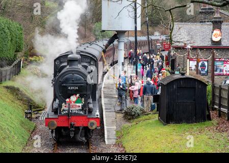 Le train à vapeur spécial Santa à la gare d'Oxenhope Banque D'Images