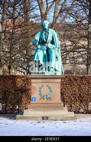 H.C. Statue d'Andersen (août Saabye, 1880) dans les jardins du château de Rosenborg à Copenhague, en hiver, au Danemark Banque D'Images