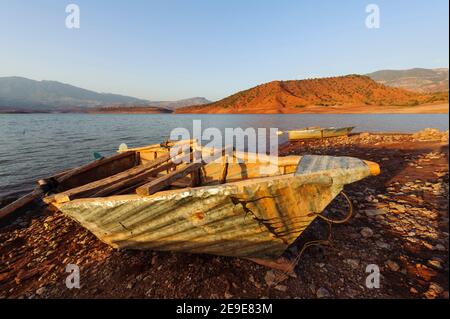 Petit bateau de pêche primitif au lac Bin el Ouidane . Maroc. Banque D'Images