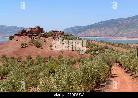 Village près du lac Bin el Ouidane. Maroc. Banque D'Images