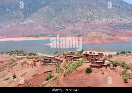 Village près du lac Bin el Ouidane. Maroc. Banque D'Images