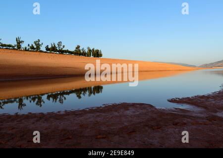 Lever du soleil au lac de barrage Bin El Ouidane. Maroc Banque D'Images