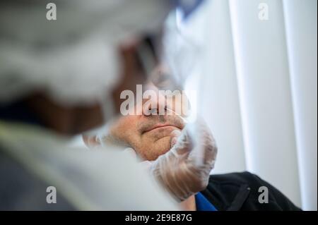 04 février 2021, Baden-Wuerttemberg, Stuttgart: Un assistant technique pharmaceutique effectue un test rapide Corona à la pharmacie Hitzemann de Feuerbach. La pharmacie offre des tests rapides d'antigène Corona payants à ses clients. Photo: Marijan Murat/dpa Banque D'Images