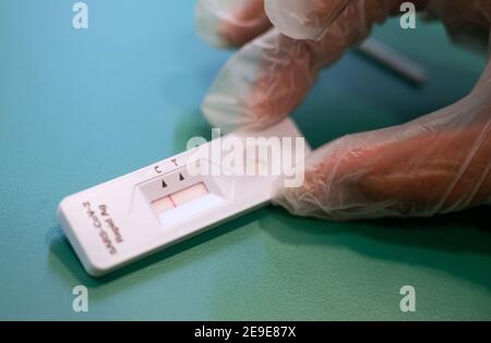 04 février 2021, Bade-Wurtemberg, Stuttgart: Un assistant technique pharmaceutique vérifie l'affichage d'un test rapide Corona à la pharmacie Hitzemann de Feuerbach. La pharmacie offre des tests rapides d'antigène Corona payants à ses clients. Photo: Marijan Murat/dpa Banque D'Images