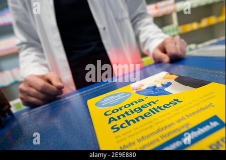 04 février 2021, Bade-Wurtemberg, Stuttgart: Un dépliant faisant référence à un test rapide de l'antigène Corona est en vente libre à la pharmacie Hitzemann de Feuerbach. La pharmacie propose des tests rapides d'antigène Corona pour ses clients moyennant un supplément. Photo: Marijan Murat/dpa Banque D'Images