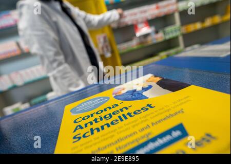 04 février 2021, Bade-Wurtemberg, Stuttgart: Un dépliant faisant référence à un test rapide de l'antigène Corona est en vente libre à la pharmacie Hitzemann de Feuerbach. La pharmacie propose des tests rapides d'antigène Corona pour ses clients moyennant un supplément. Photo: Marijan Murat/dpa Banque D'Images