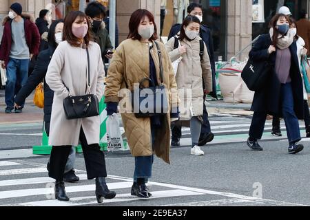 Tokyo, Japon. 4 février 2021. Les gens portant des masques facétaux comme mesure préventive contre la propagation de Covid19 traverser la route dans le quartier commerçant de Shinjyuku à Tokyo.le nombre de morts du Japon de COVID-19 a maintenant augmenté de 119 de la veille à 6,084 mercredi, Dépasser la marque 6,000 seulement 11 jours après qu'il a atteint 5,000 le 23 janvier crédit: James Matsumoto/SOPA Images/ZUMA Wire/Alay Live News Banque D'Images