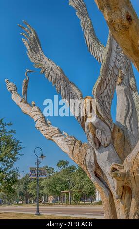 Angel Tree of Bay St Louis, sculpture à la tronçonneuse par Dayle Lewis dans un chêne géant tué par l'ouragan Katrina, Mississippi USA. Banque D'Images