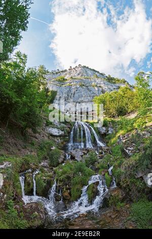 Belle vue de la grotte de Beatus sur le lac turquoise Thun, Suisse Banque D'Images