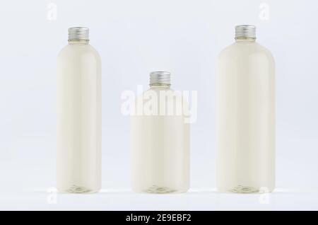 Assortiment de trois bouteilles hautes, basses et épaisses en plastique avec boisson fraîche pâle ou huile essentielle cosmétique, maquette de bouchon argenté sur fond blanc, templa Banque D'Images