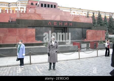 Les touristes posent pour une séance de photo devant le mausolée de Vladimir Lénine sur la place Rouge à Moscou, en Russie Banque D'Images